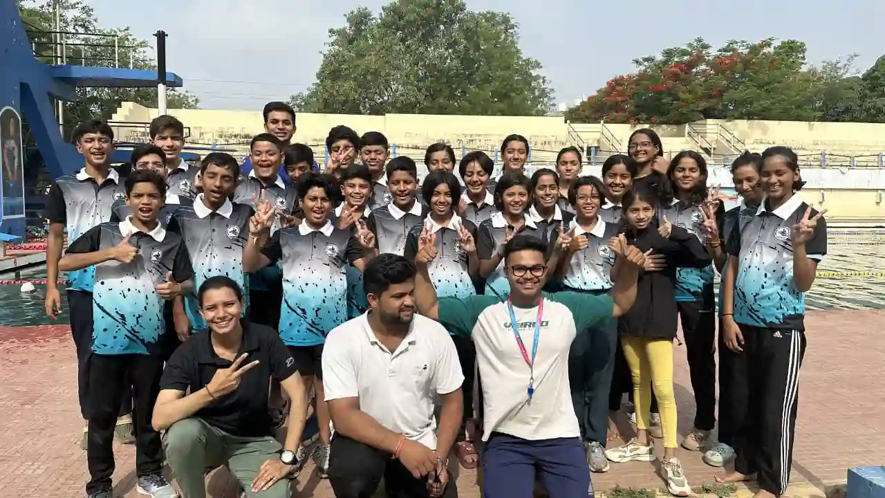स्विमफ्लाय स्पोर्ट्स तैराकी टीम राज्य स्तरीय प्रतियोगिता हेतु रवाना