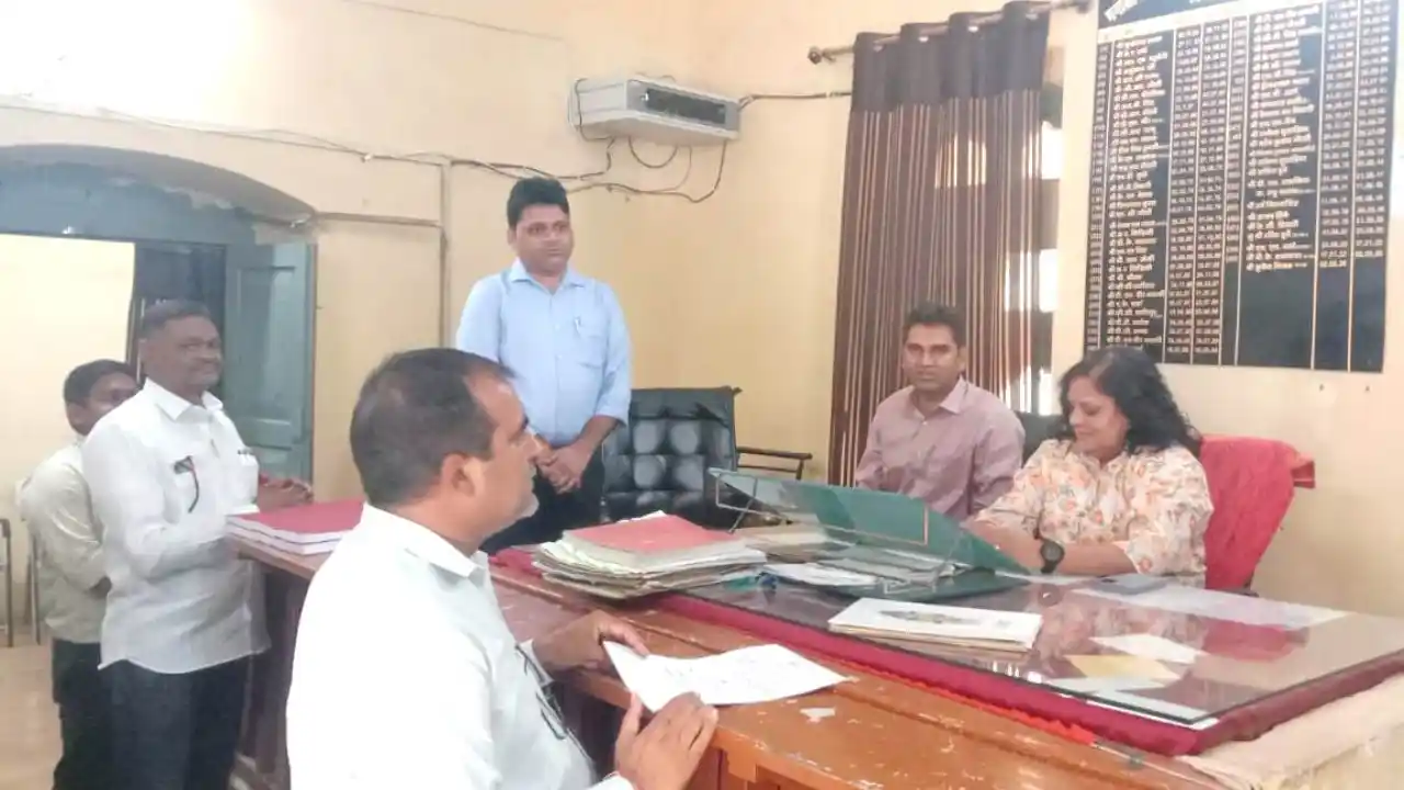 एडीएम श्रीमती गामड़ ने किया तहसील कार्यालय मनासा का निरीक्षण
