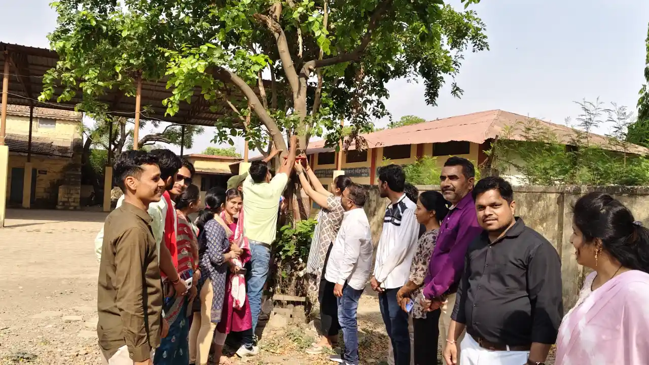 जल गंगा संवर्धन अभियान के तहत पक्षीयों के लिए छात्र छात्राओं द्वारा सकोरे लगाए गए