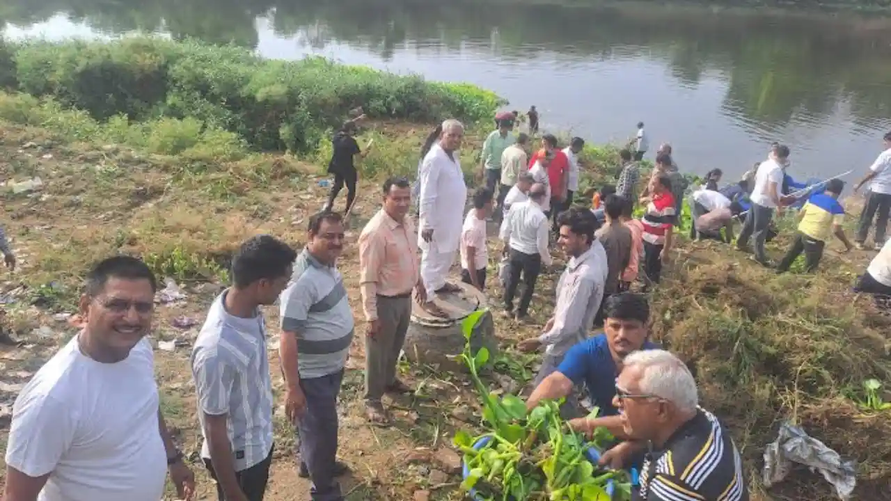 आंचलिक पत्रकार संघ ने किया शिवना शुद्धीकरण अभियान में श्रमदान