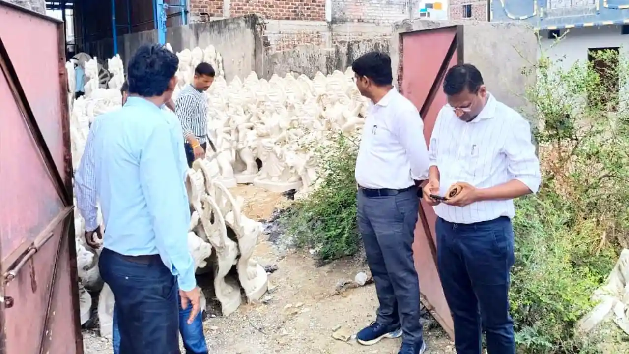 पी.ओ.पी. से निर्मित मूर्तियों एवं कच्चे माल का निरीक्षण, 1200 मूर्तियों एवं 111 बोरियाँ जब्त