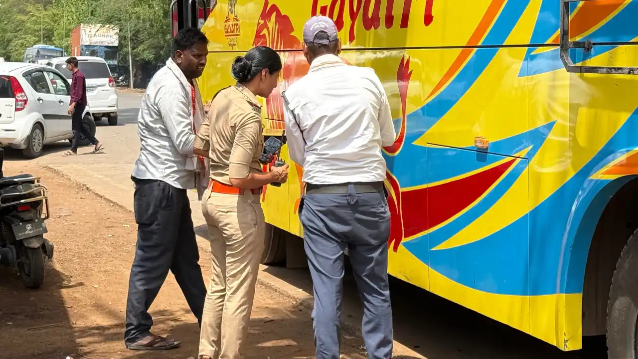 यातायात पुलिस एवं आरटीओ की लोक परिवहन वाहनों पर ताबड़तोड़ कार्यवाही