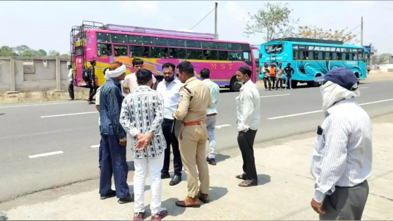 यात्री बसों व अन्य वाहनों की जाँच कर लगाया जुर्माना