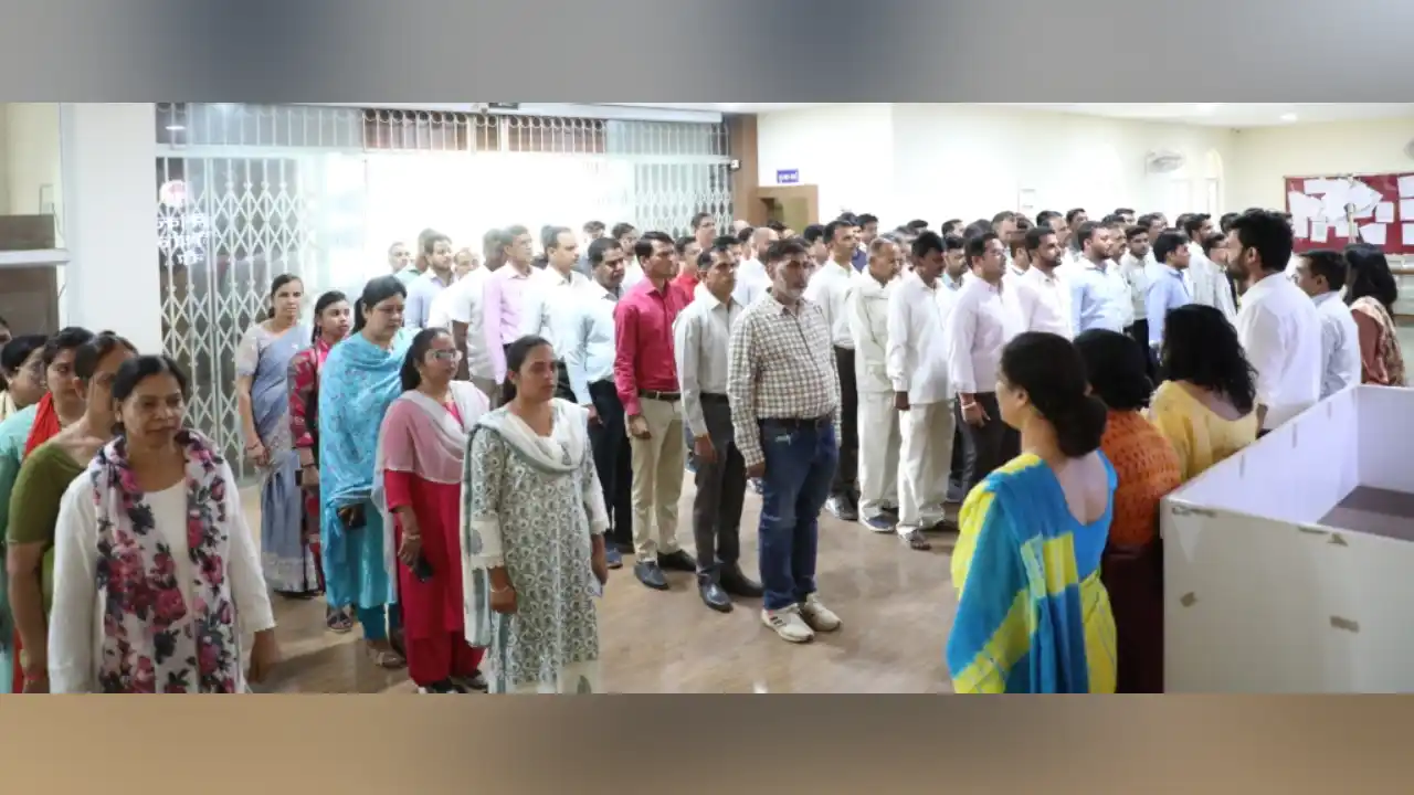कलेक्टोरेट में सामुहिक राष्‍ट्रगॉन म.प्र.गॉन एवं वन्‍दे मातरम का गायन