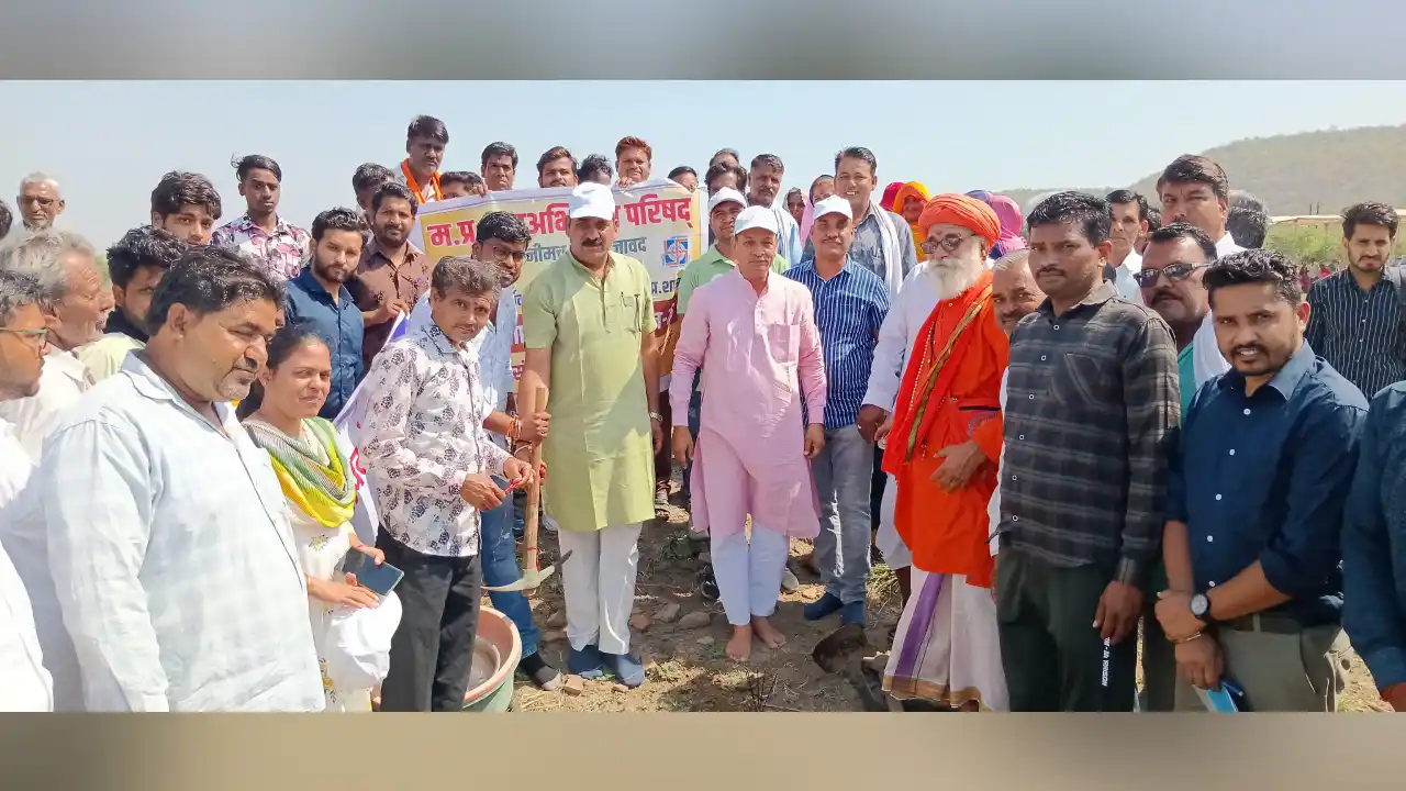 श्री सखलेचा द्वारा केंनपुरिया जलाशय में स्वच्छता एवं गहरीकरण अभियान का शुभारंभ किया