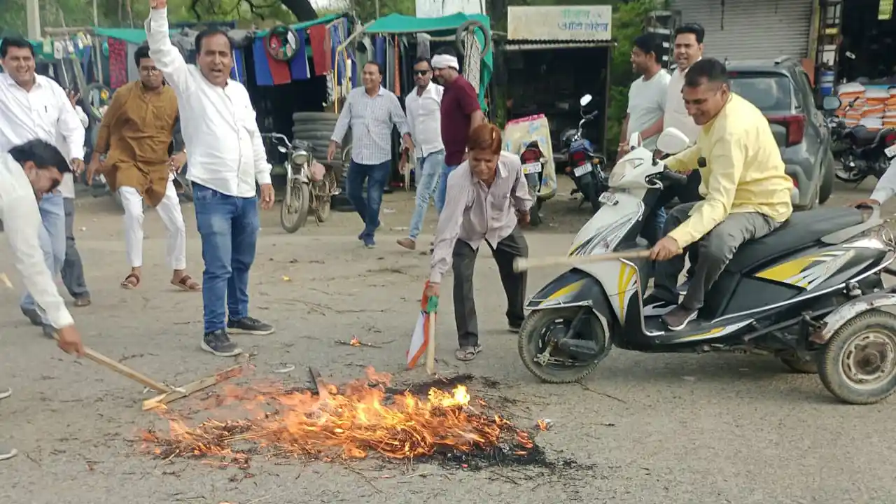 ब्लॉक कांग्रेस कमेटी मनासा द्वारा शाह देवड़ा का पुतला जलाया