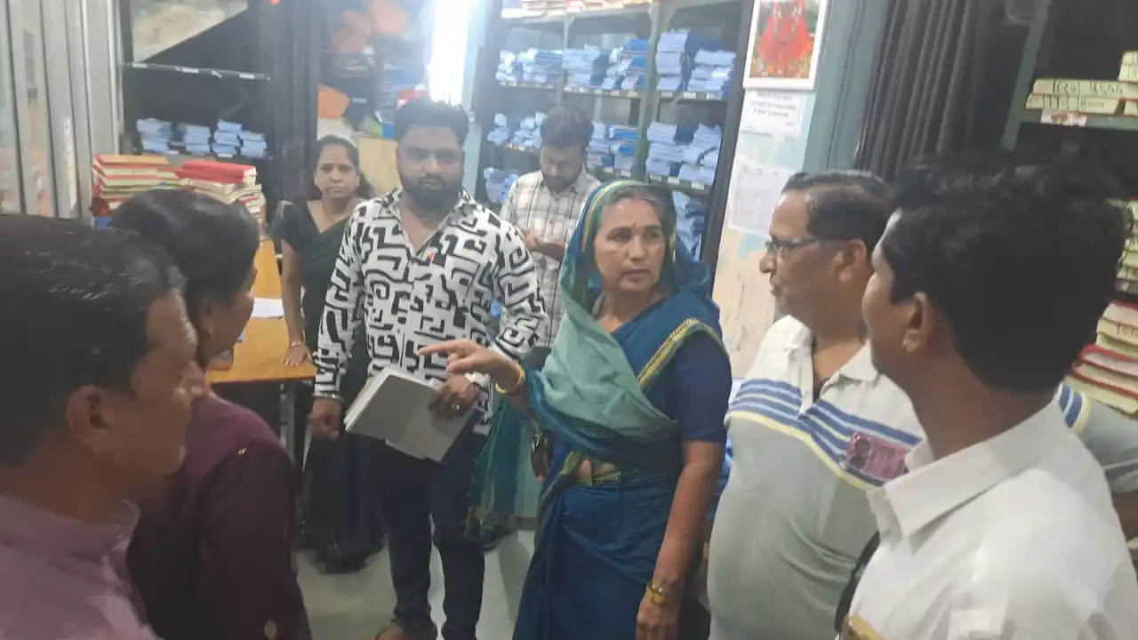 नपाध्यक्ष श्रीमती गुर्जर ने नगर पालिका कार्यालय का आकस्मिक निरीक्षण किया कर्मचारियों केा समय पर कार्यालय आने की हिदायत दी 