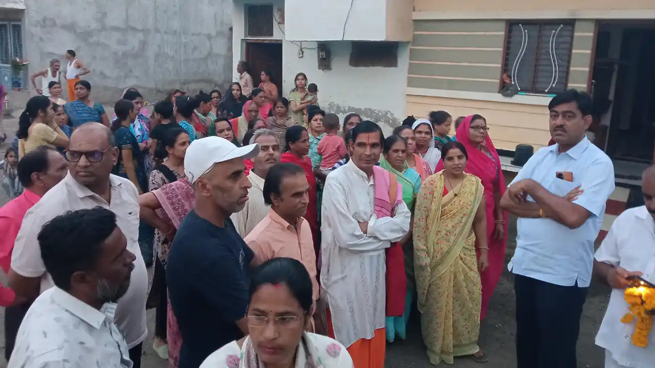 अभिनंदन नगर में विधायक विपिन जैन पहुंचे लोगों की सुनी समस्याएं  