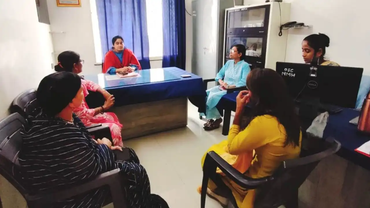 जिला कार्यक्रम अधिकारी सुश्री पंड्या ने वन स्टाप सेंटर का किया निरीक्षण