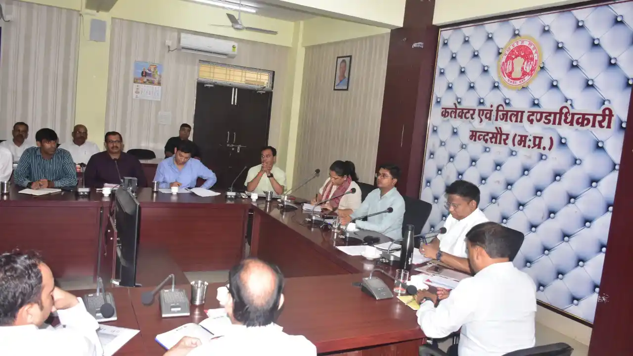 प्रभारी कलेक्टर श्री वैष्णव ने सीएम हेल्पलाइन की विभाग वार समीक्षा कर निराकरण के निर्देश दिए