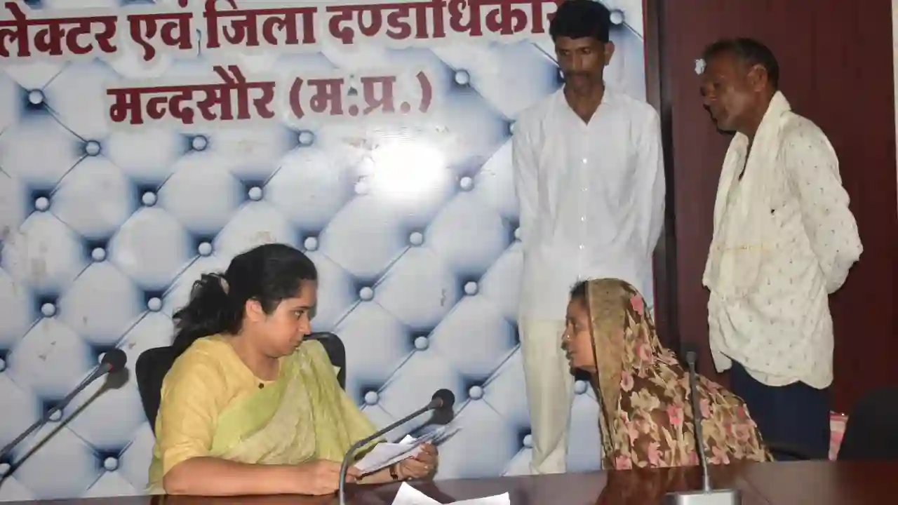 कलेक्टर एवं एडीएम ने जनसुनवाई के दौरान अलग अलग 58 मामलों में सुनवाई की
