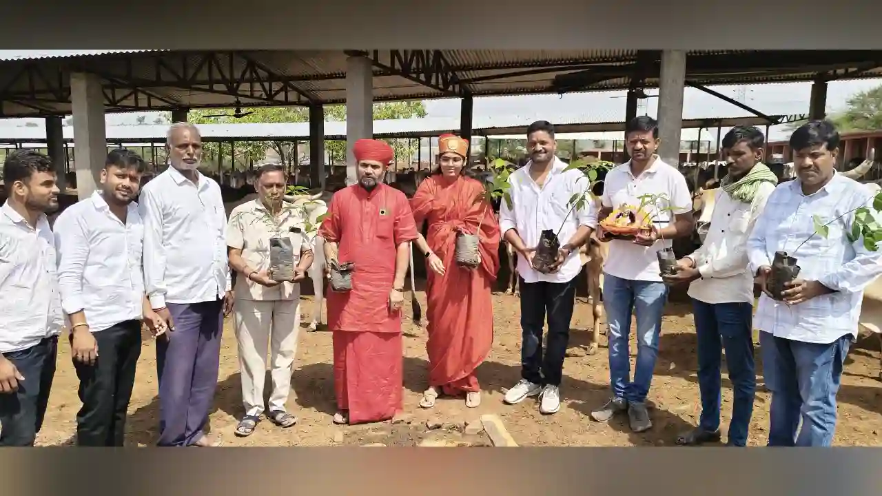 विश्व पर्यावरण दिवस पर साध्वी श्री प्रेम बाईसा संत श्री 1008 विरम नाथ महाराज ने गौशाला में पहुंचकर किया पौधारोपण