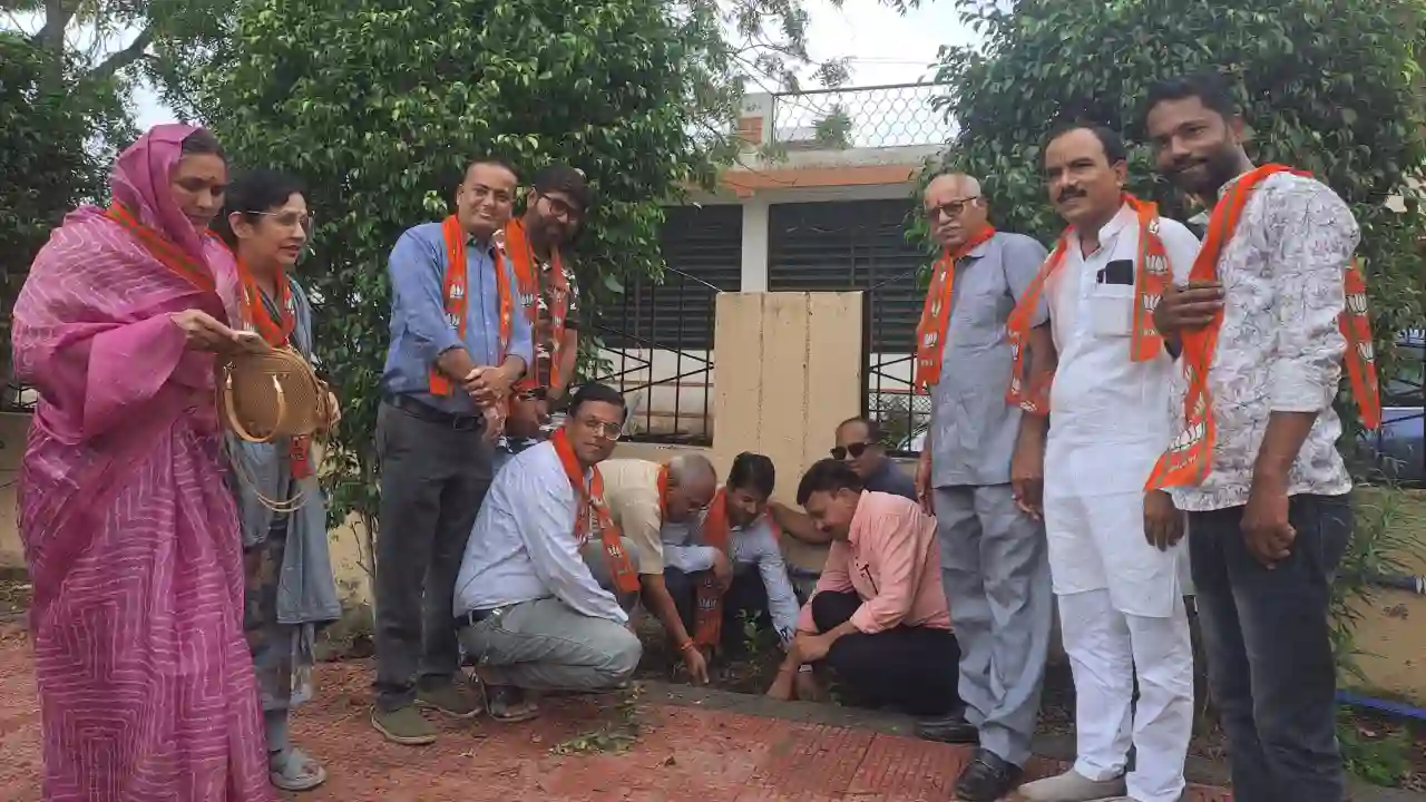 वार्ड क्रमांक 6 दशरथ नगर में बलिदान दिवस पर पौधारोपण कार्यक्रम आयोजित