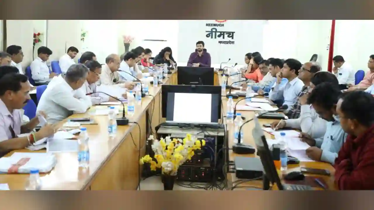 किसानों को बोवनी कार्य में बाधा डालने वाले के विरूद्ध सख्‍त कानूनी कार्यवाही करें- श्री चंद्रा 