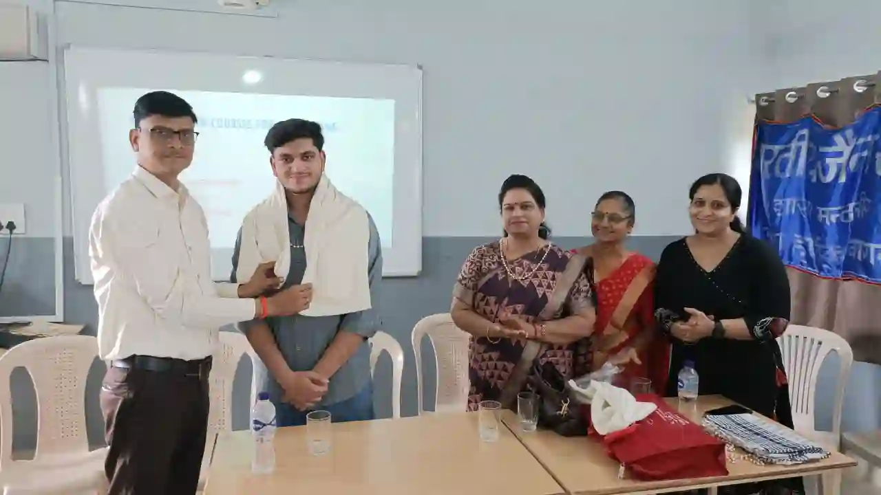 दशपुर विद्यालय में कैरियर संबंधी सेमिनार का आयोजन