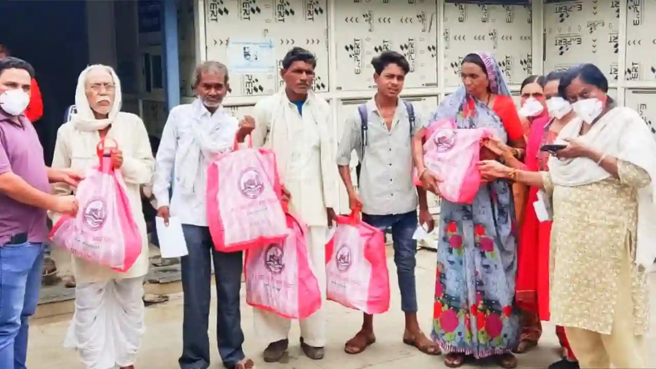 टीबी मुक्त भारत अभियान के तहत 53 टीबी मरीजों को वितरित किए फूड बास्केट