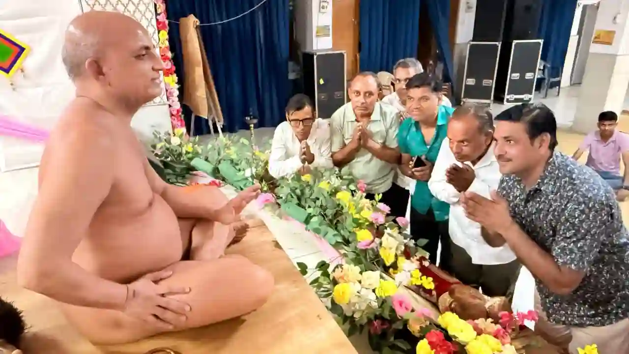 पूज्य आर्यिका 105 प्रशममति माताजी के चातुर्मास हेतु मुनिश्री से आशीवार्द लेने दिल्ली पहुंचे समाजजन
