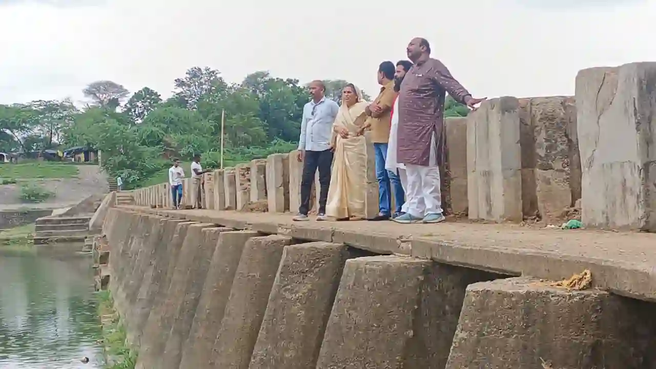 नपाध्यक्ष श्रीमति गुर्जर ने रामघाट बैराज का निरीक्षण किया