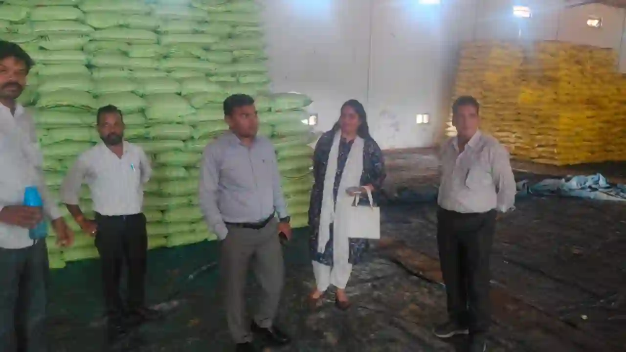 डीएपी खाद की पर्याप्त उपलब्धता नहीं होने से विकल्प के रूप में नेनो डीएपी एवं अन्य खाद का प्रयोग करें - एसडीएम श्री राहुल चौहान