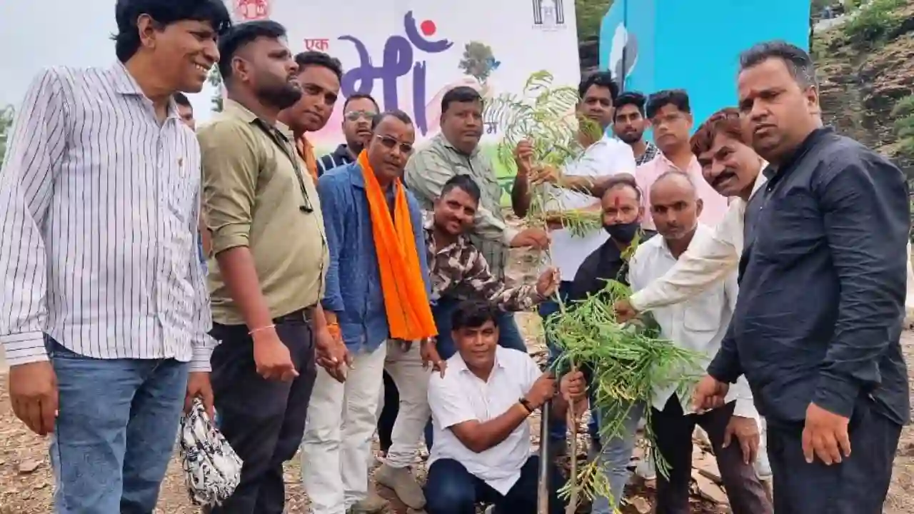 देवडूंगरी माताजी मंदिर परिसर में एक पेड़ मां के नाम अभियान के तहत रविवार को पौधारोपण किया
