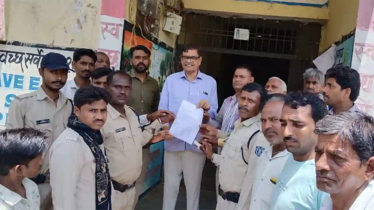 सिंगोली/रतनगढ कोटवार संघ ने वर्दी की राशी खाते में जमा कराने के लिए तहसीलदार को दिया ज्ञापन