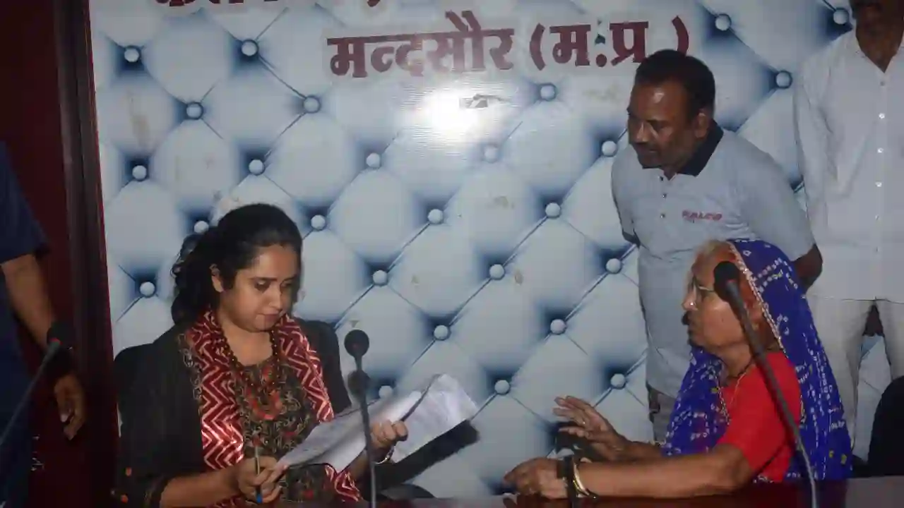 कलेक्टर एडीएम एवं सीईओ ने जनसुनवाई के दौरान अलग अलग 84 मामलों में सुनवाई की