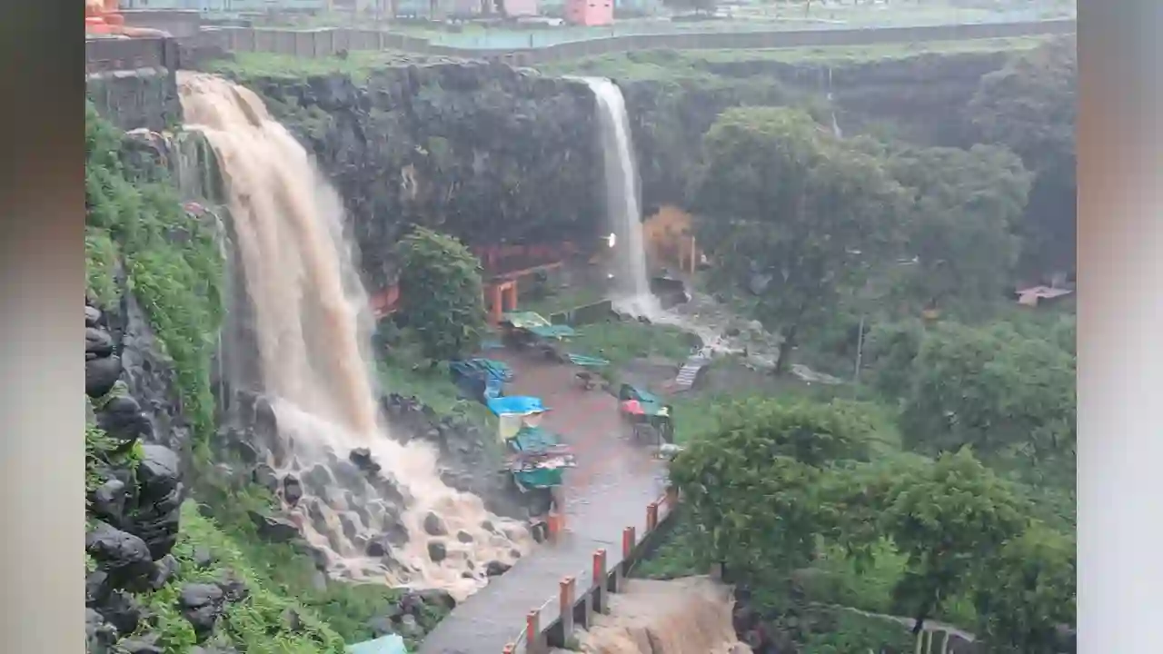 बारिश के बाद खिल उठा आदिवासियों का हरिद्वार बहने लगा 300 फीट का झरना