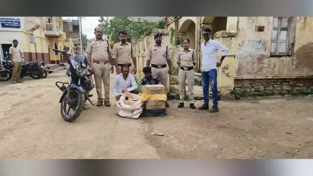 आबकारी विभाग ने सीतामऊ कृषि उपज मण्‍डी के पीछे से 54 बल्क लीटर शराब बरामद की