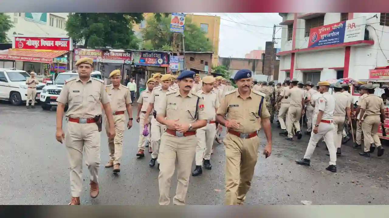 प्रतापगढ़ जिला पुलिस अधीक्षक द्वारा मय जाप्ता के शहर प्रतापगढ में की पैदल गश्त