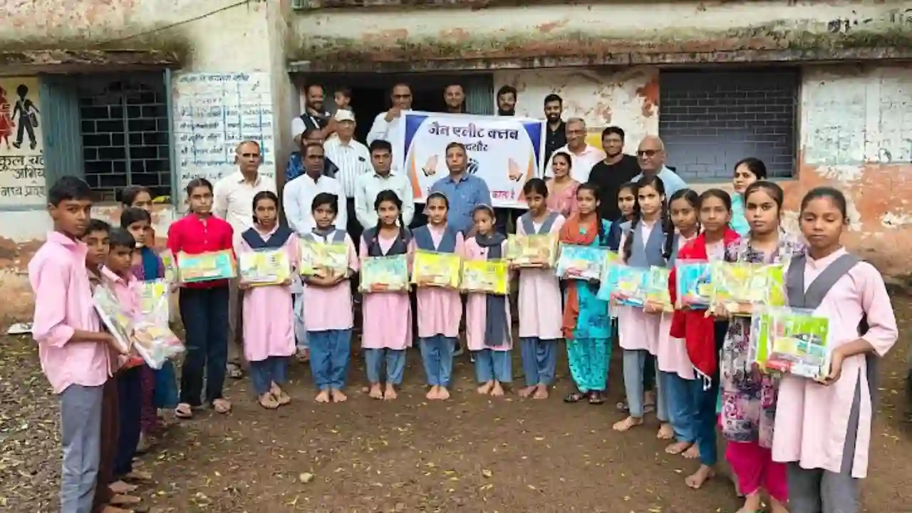 स्व. श्री सुजानमल जी जैन की स्मृति में जैन एलीट क्लब के तत्वावधान में किया गया शिक्षण किट वितरण