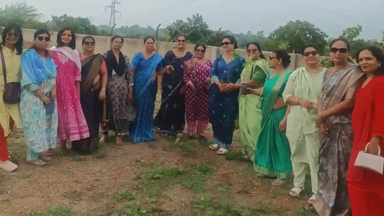 सकल जैन समाज महिला प्रकोष्ठ द्वारा गोसेवा, वृक्षारोपण एवं टीपिन पार्टी का आयोजन