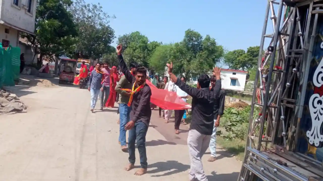 जवासा से भादवा माता चुनर यात्रा निकाली।