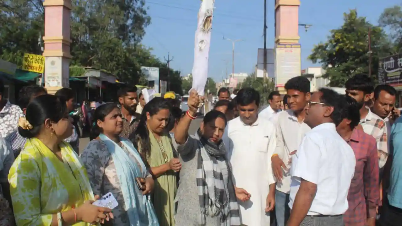 अशोभनीय टिप्पणी करने पर कांग्रेस जन ने जिला मुख्यालय पर मंत्री कैलाश विजयवर्गीय का पुतला दहन किया