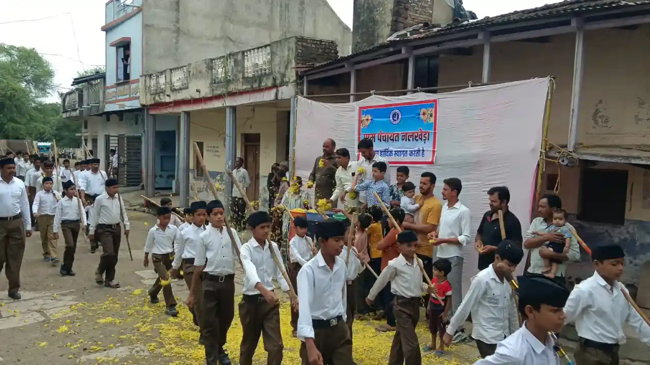 गांव नलखेड़ा में शताब्दी वर्ष पर निकला पथ संचलन