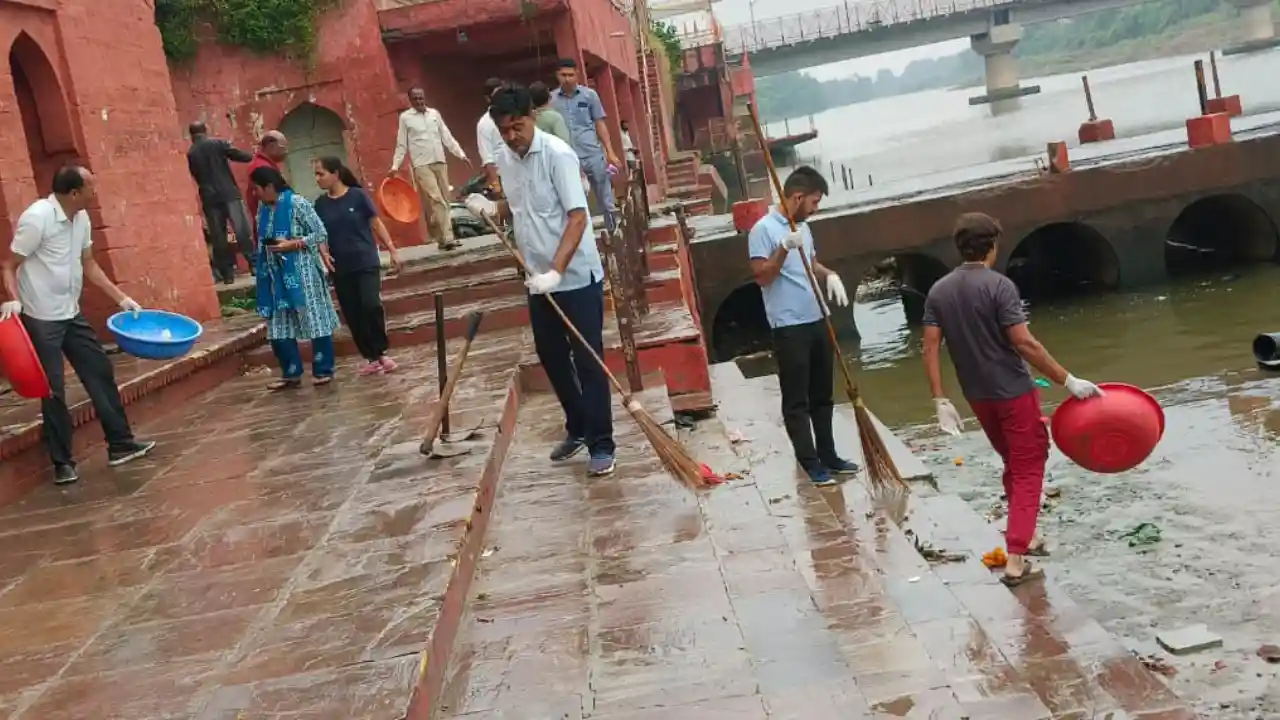 बरसते पानी में शिवना योद्धाओं ने पशुपतिनाथ घाट साफ कर एक ट्राली कचरा बाहर निकाला