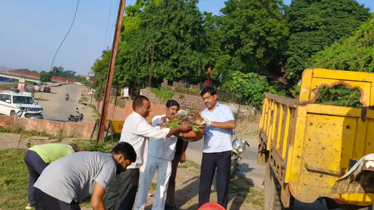 विधायक विपिन जैन के साथ श्रमदानियों ने की शिवना तट के घाटों की सफाई