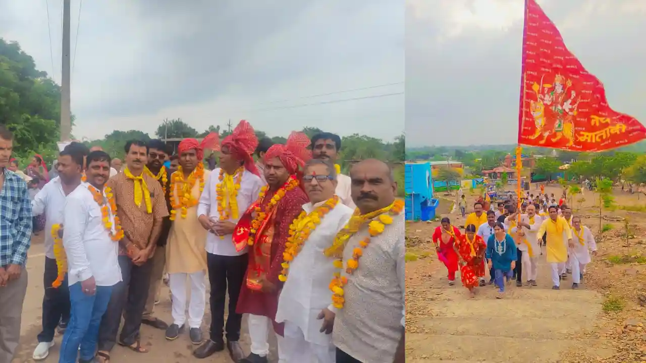 देव डूगंरी मंदिर पर विशाल ध्वजा चढ़ी, महाआरती मे शामिल भक्तों ने सुख शांति और समृद्धि कि कामनाएं की गई