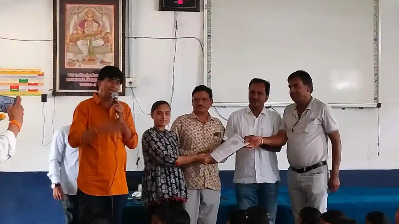 शासकीय कन्या उच्चतर माध्यमिक विद्यालय सिंगोली में स्कूटी स्वीकृति पत्र कार्यक्रम संपन्न।