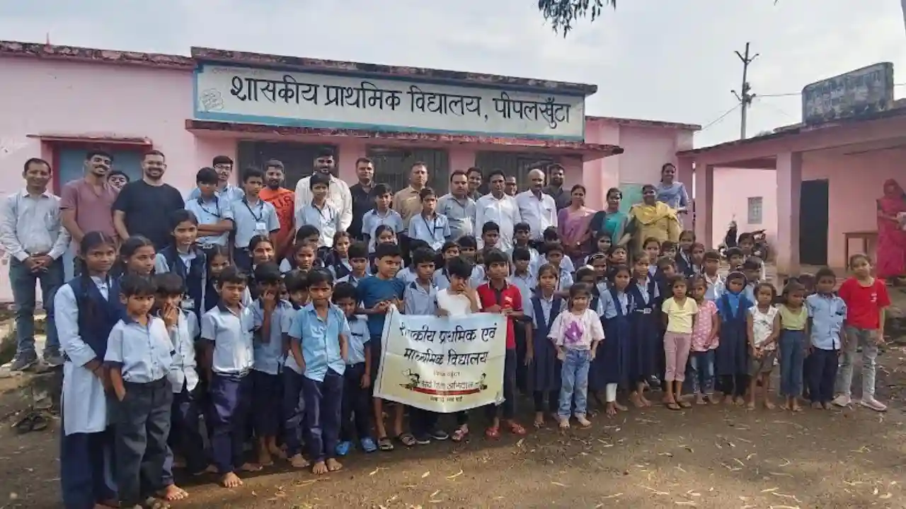 पलखूंटा प्राथमिक विद्यालय में प्रधानाध्यापक ने भेंट की विभिन्न सामग्री 