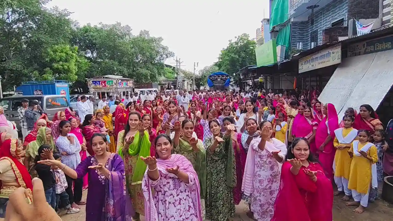 विशुद्ध नगरी झांतला में दीक्षार्थी बाल ब्रह्मचारिणी सुमन दीदी की भव्य गोद भराई ओर बिनोली निकाली गई।