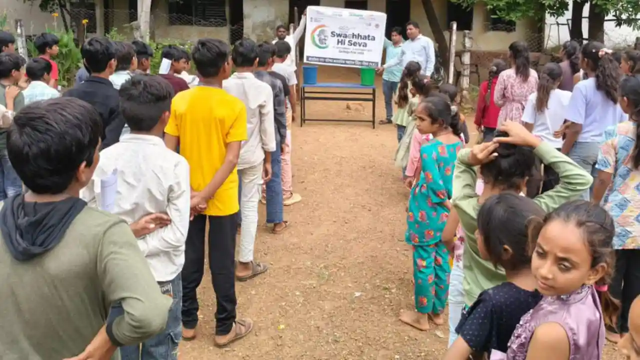 नगर परिषद ने स्वच्छता ही सेवा अभियान के तहत विद्यालय परिसर में की साफ सफाई, विद्यार्थियों को दिलाई स्वच्छता की शपथ