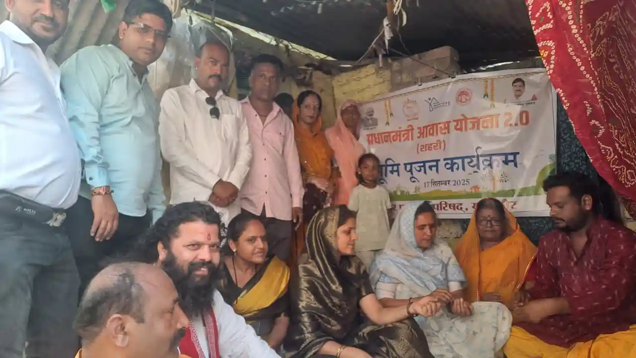 जिला पंचायत अध्यक्ष श्री पाटीदार एवं नपाध्यक्ष श्रीमती गुर्जर ने प्रधानमंत्री आवास का भूमि पूजन किया