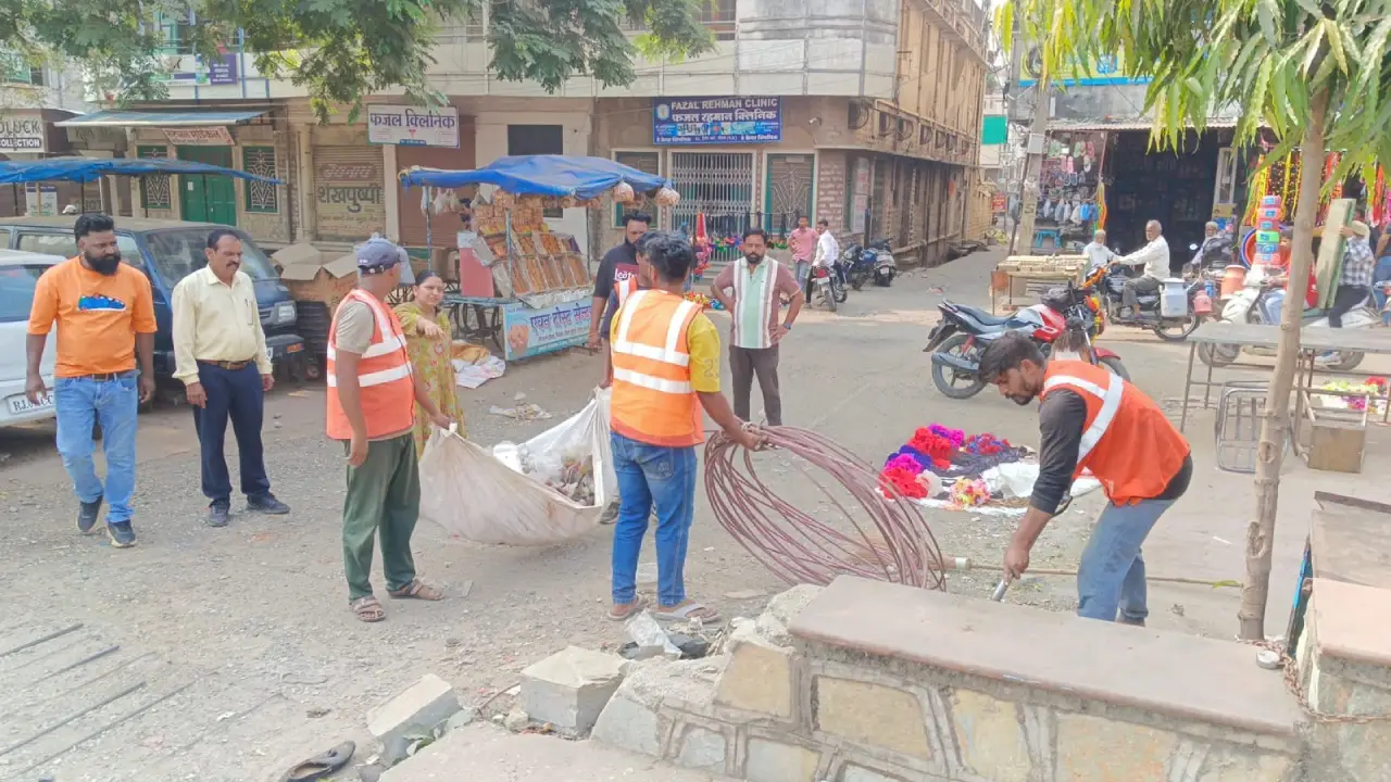 दीपावली के दूसरे दिन सीएमओ श्रीमती बामनिया ने अल सुबह खड़े रहकर करवाई प्रमुख बाजारों की सफाई