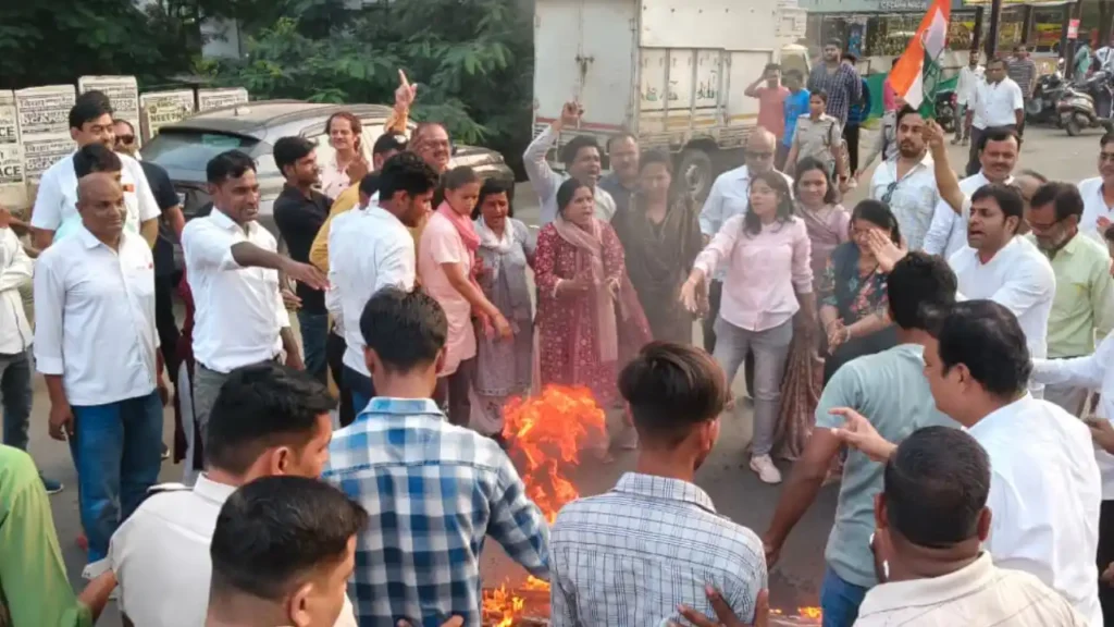 एबीवीपी के छात्रों द्वारा की गई शर्मनाक घटना के विरोध में महिला कांग्रेस ने जिला मुख्यालय पर एबीवीपी छात्र संगठन का फूंका पुतला