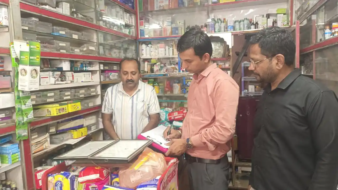औषधी प्रशासन टीम ने दवाई दुकानों का किया निरीक्षण 