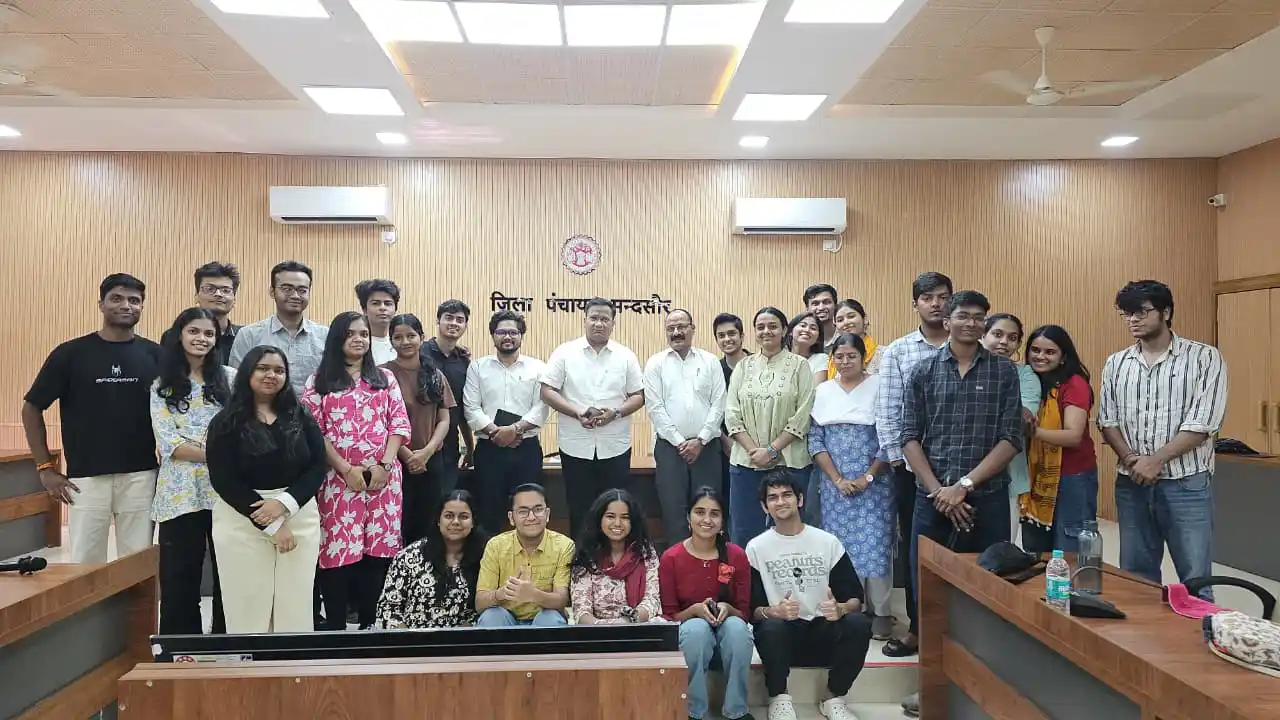 रूरल इंगेजमेंट प्रोग्राम के अंतर्गत भारतीय प्रबंध संस्थान (आई आई एम) इंदौर के छात्रों ने मंदसौर जिले के ग्रामिण क्षेत्रों का अध्ययन भ्रमण किया