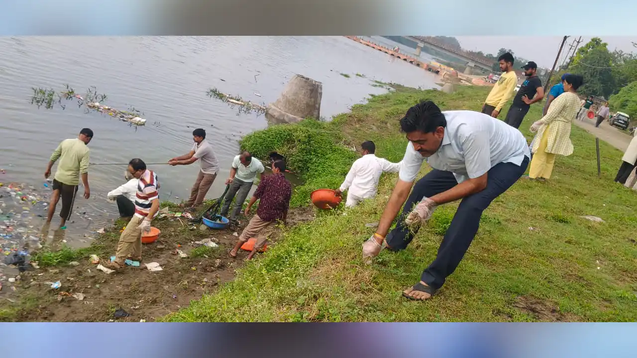 मौसम की परवाह किए बगैर शिवना योद्धा निरंतर कर रहे हे श्रमदान