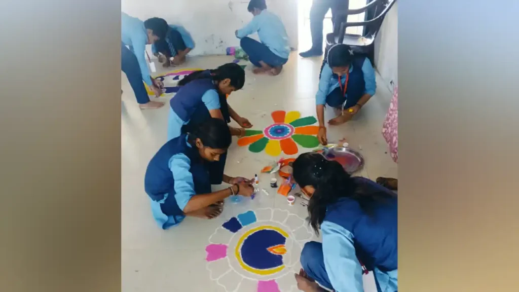 रांगोली प्रतियोगिता के माध्यम से बच्चों ने दिखाई प्रतिभा शा.मा.वि. ऊंचेड में रांगोली प्रतियोगिता संपन्न