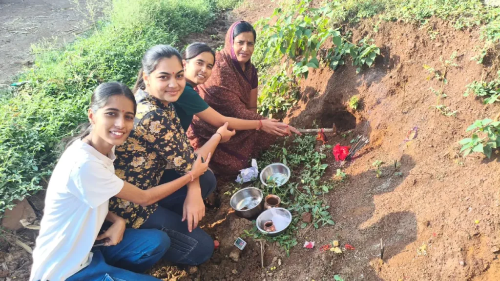धनतेरस पर महिलाओं और बच्चों ने खोदी पीली मिट्टी, लिपाई -पुताई के लिए घर लेकर आए
