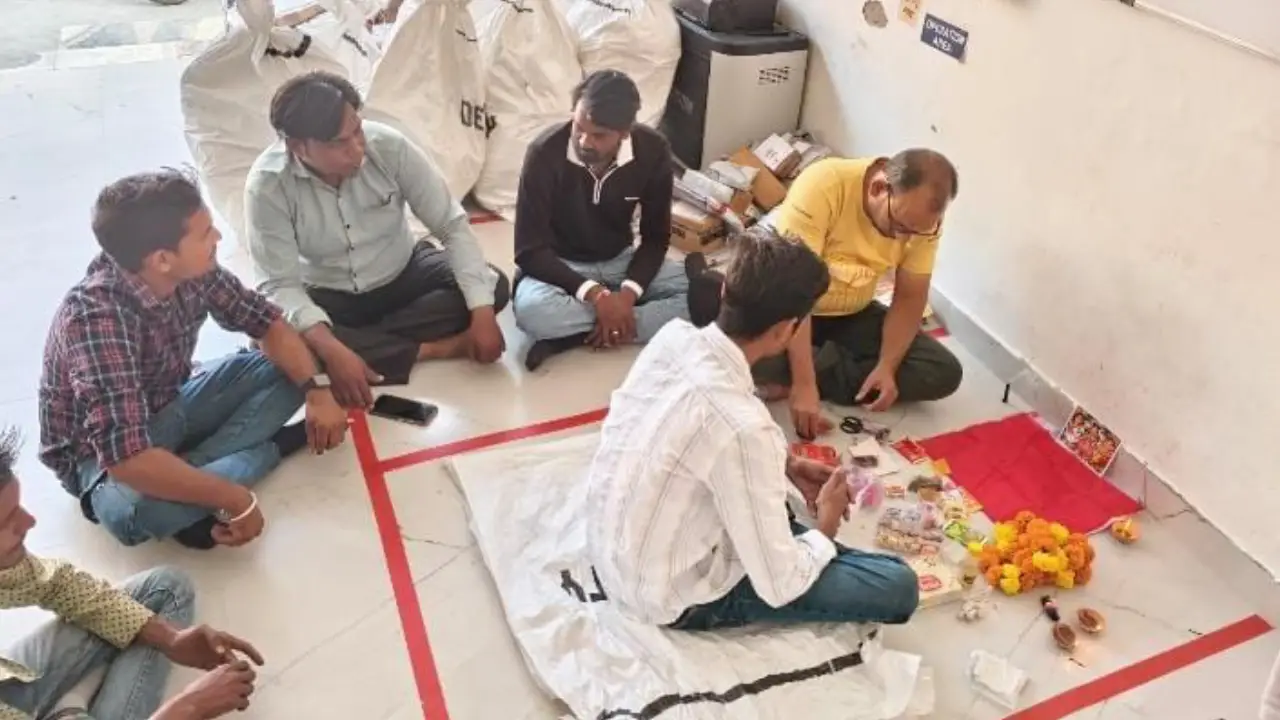 प्रतिव्रर्ष की भांति इस वर्ष भी दीपावली के पावन अवसर पर हुआ डेलिवरी ऑफिस जावद पर लक्ष्मीपूजन